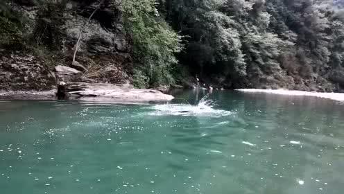 逃出足球场
